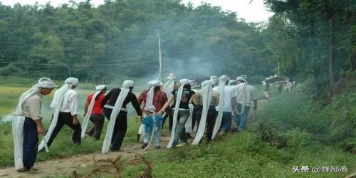 大儿子死后埋在父亲的右边行吗