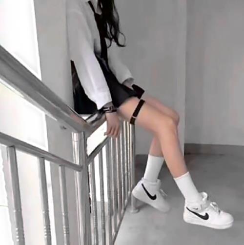 女孩子腿上绑的绷带是什么东西
