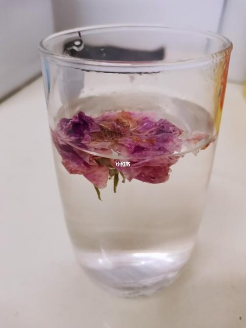 女友发给一杯茶一支玫瑰啥意思