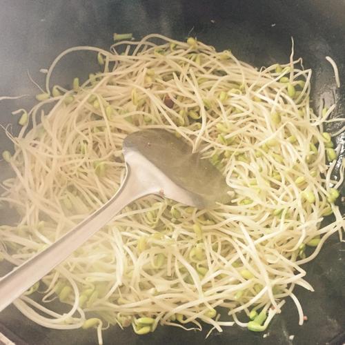 小鸡炖豆芽的做法