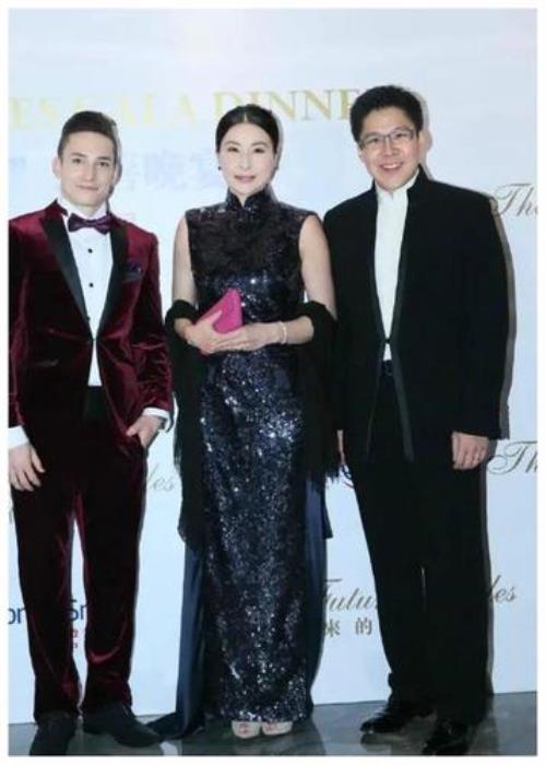 霍启刚比郭晶晶大几岁