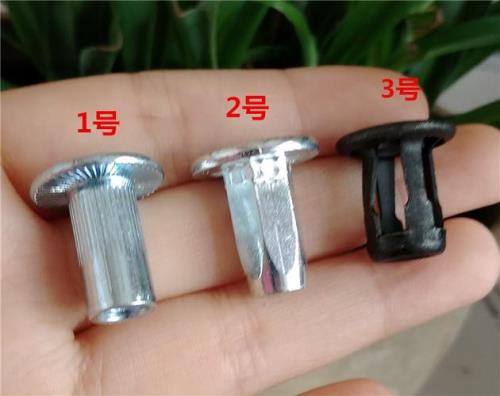 后车牌有胶怎么安装