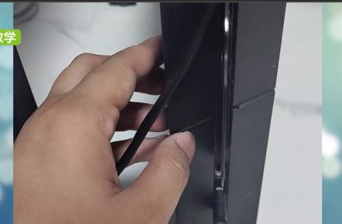 PS4的光盘怎么放