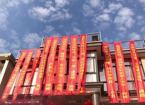 横幅怎么挂到墙上