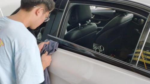 卡宴小窗压条怎么拆