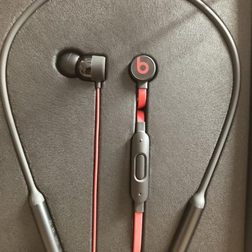 beatsx耳机盖掉了可以自己粘吗