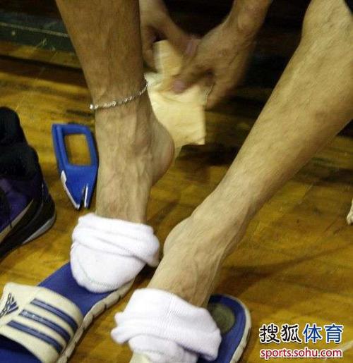 为什么人死后脚上要绑绷带