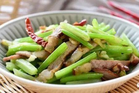 芹菜和什么炒好吃