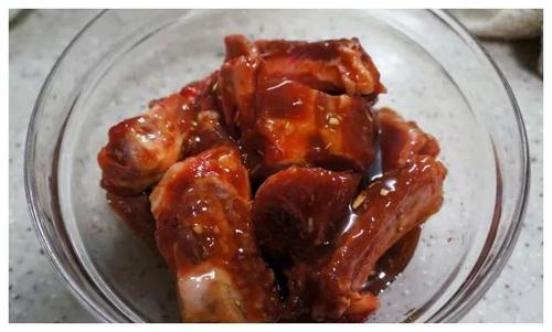 排骨肉煮出来是红色的怎么办