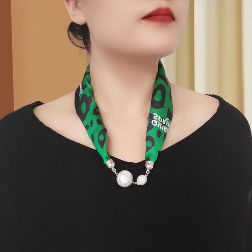 女生扯领巾是什么意思