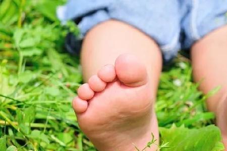 孩子光脚在地砖上走好吗