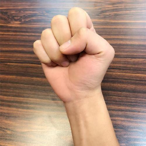睡觉手张开和握拳有什么说法