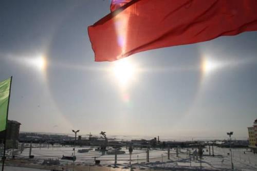 内蒙古天空有五个太阳吗