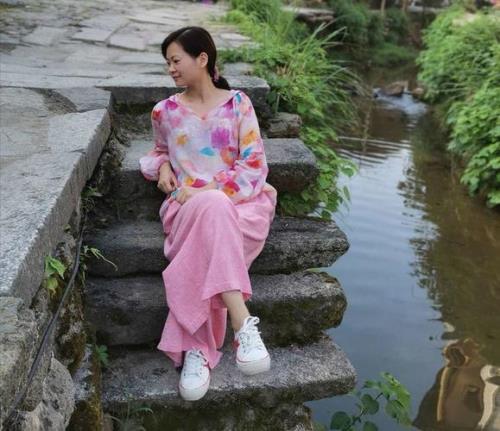 就这样静静地走着原唱