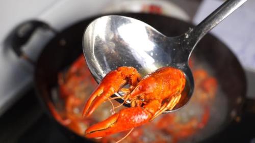 小龙虾洗好后需要料酒腌渍吗