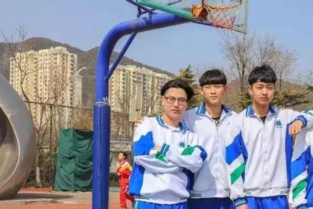 为什么校服后面也有学校名字