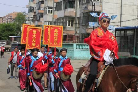 天生威严震四方是什么意思