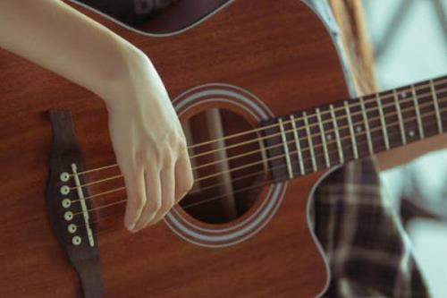 民谣吉他按弦为啥疼