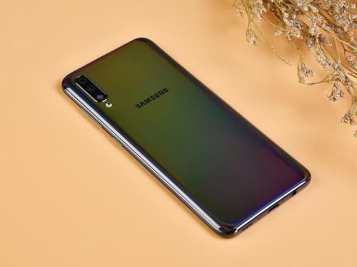三星a70后壳是什么材质的