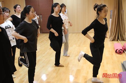 舞蹈接挂什么意思