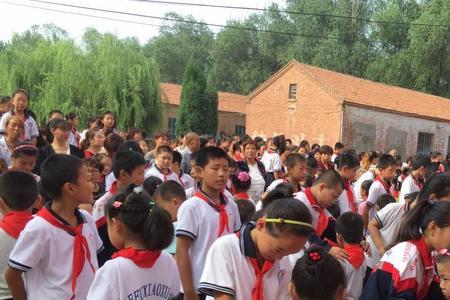 大学生给小学生戴红领巾文案