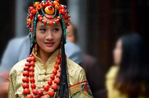 为什么藏族人的头发上要穿珠子
