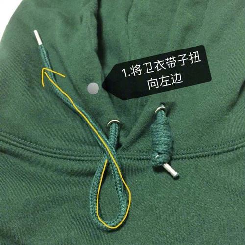 卫衣一边有2条带子一根是松紧的