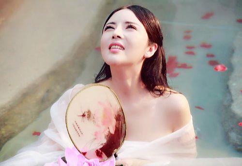 利用轻歌曼舞名副其实妩媚造句