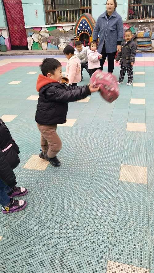 丢沙包的丢是哪