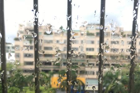 下雨天值夜班的心情