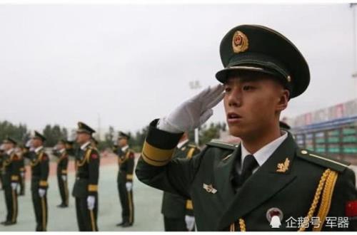 在学校穿军装的人是什么人