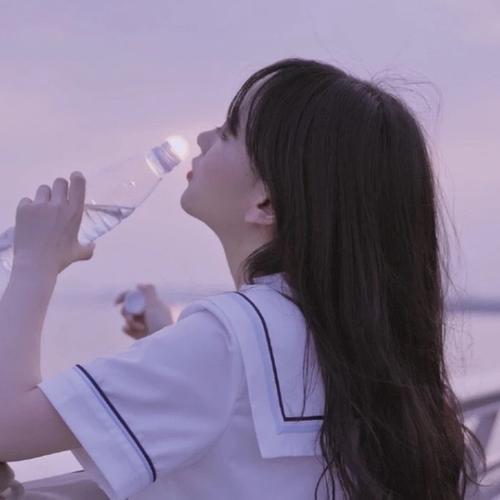 仰头女孩头像的含义