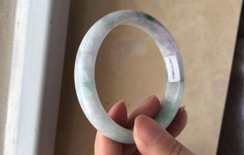 有纹的翡翠手镯会变种吗