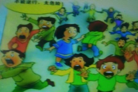 为避免踩踏事件正确的做法