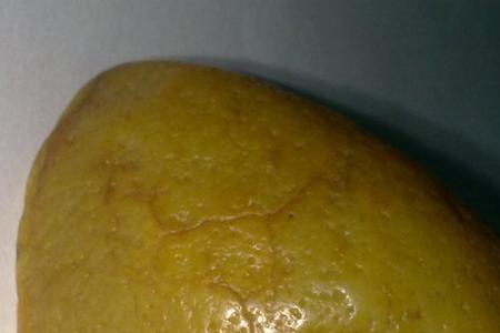 用手电筒照石头有黄色是什么