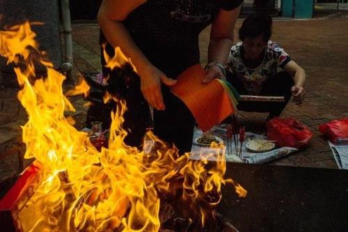 十字路口烧纸用烧香吗