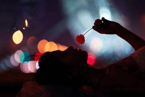 夜已沉默心事向谁说原文