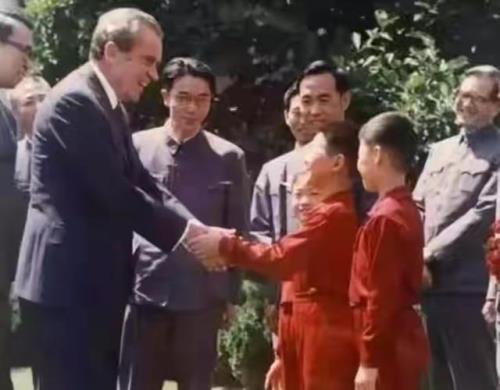 李连杰讲话为什么摇头晃脑