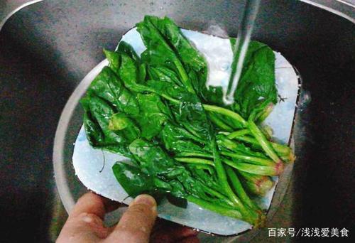 炒菠菜要焯水吗