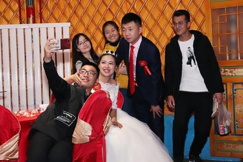 两位新人什么意思