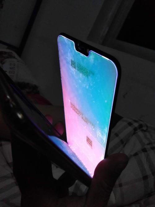 手机摔到地上屏幕掉落