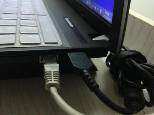 电脑网线接口绿灯常亮正常吗