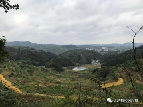 环绕四周的意思