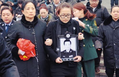 年轻人死后谁抱遗像