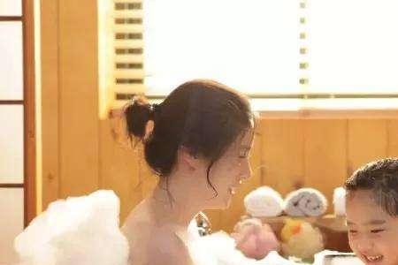 母亲帮孩子洗澡好吗