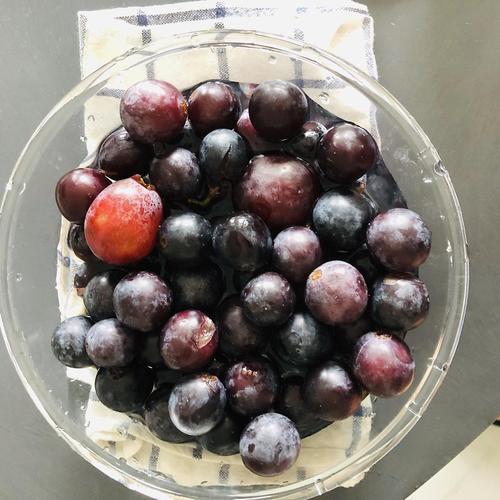 超市葡萄成串掉下来的能买吗