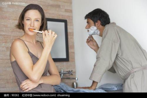女生给男生刮胡子意义