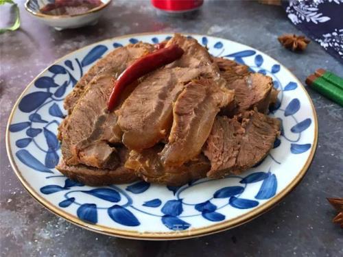 卤牛肉要放酱油吗