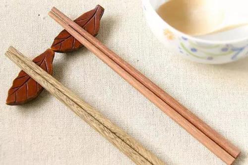 筷子一夹就碎了怎么形容