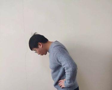 腆胸叠肚什么意思